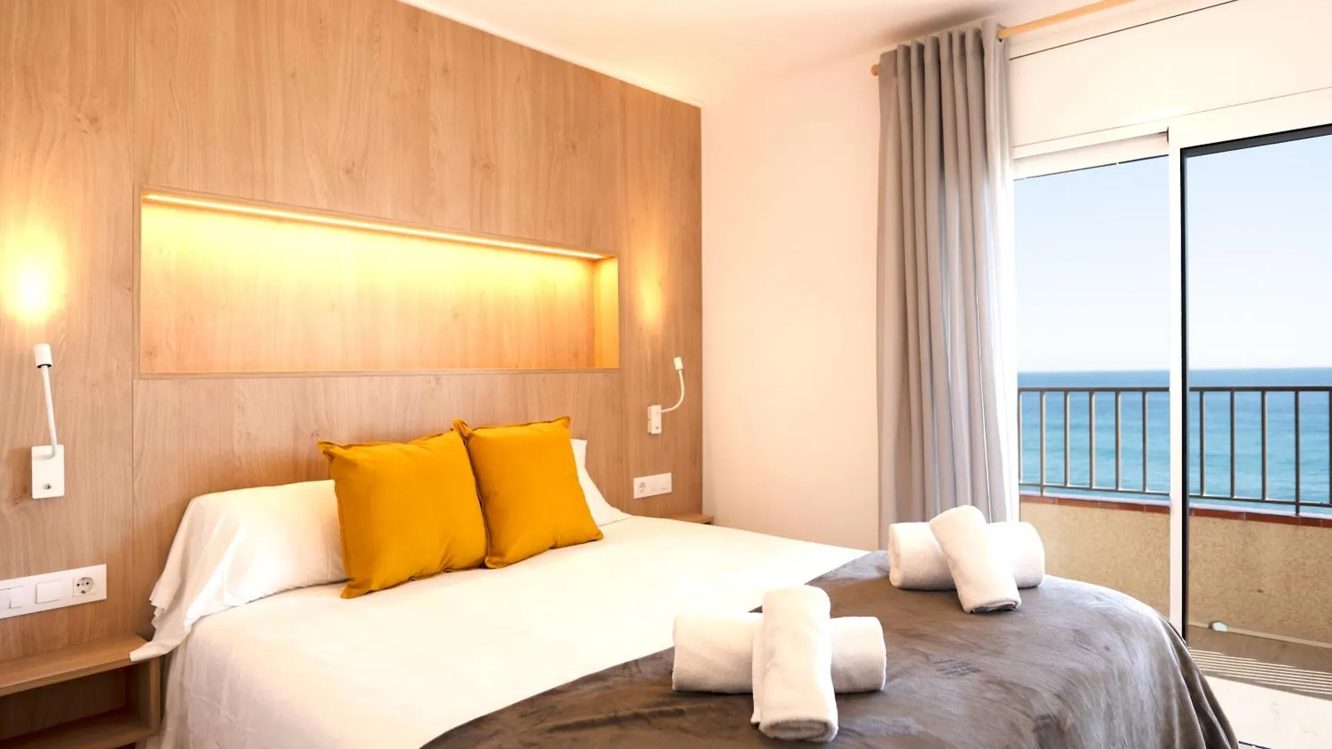 Apartaments Primera Linea Torre Valentina location